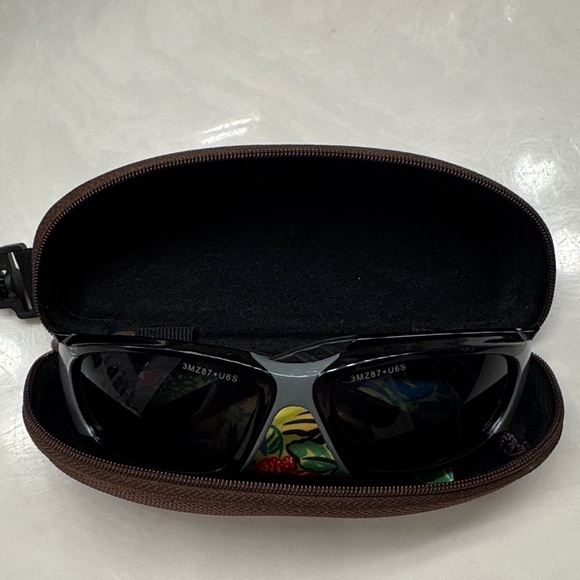 Maui Jim Polarized 3M Black Sunglasses with Floral Case - Picture 7 of 7